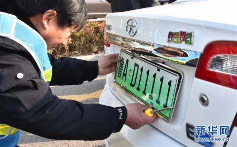 新能源汽車變道超車 政府的“手”該扶在哪兒？